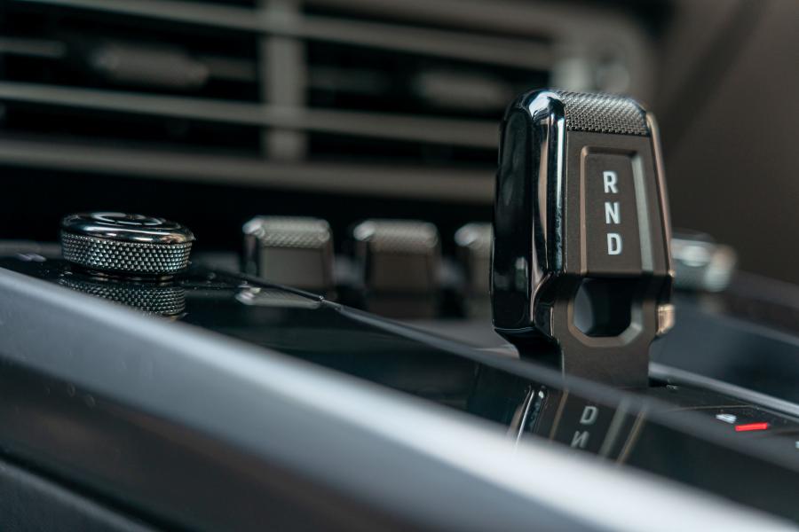 Детали интерьера Porsche 911 Carrera 4 (992) 2019 года  (NA) (фото 17 из 40)